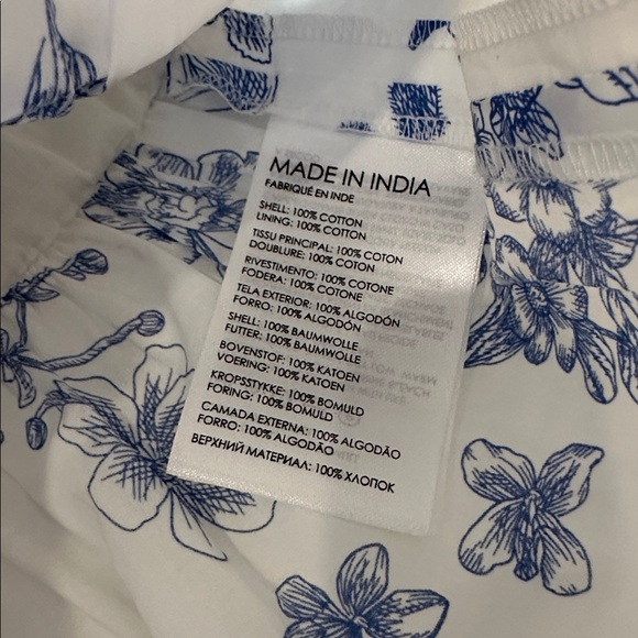 Club Monaco Blue and White Floral sleeveless Blouse size 6 NWOT - Picture 3 of 5